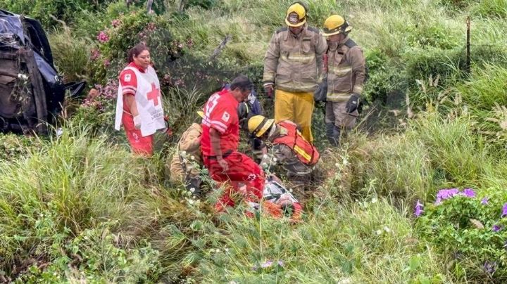 Reportan volcamiento de un automóvil al norte de Cajeme; pasajeros quedan prensados