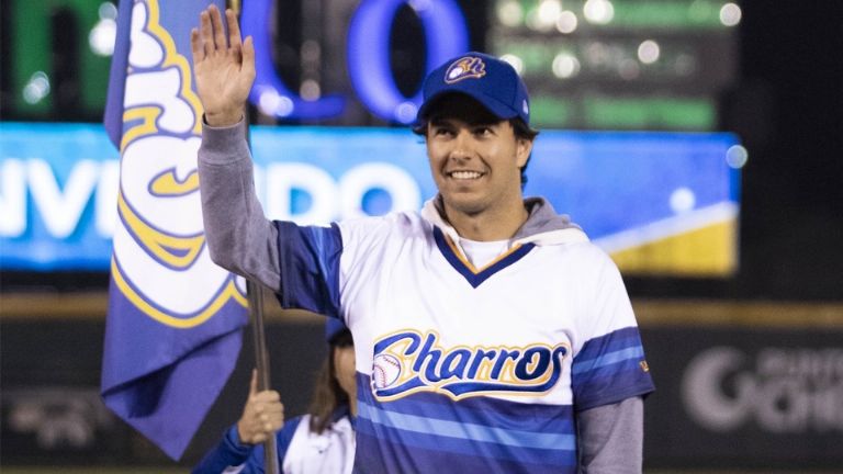 'Checo' Pérez lanzó la primera bola con los Charros de Jalisco