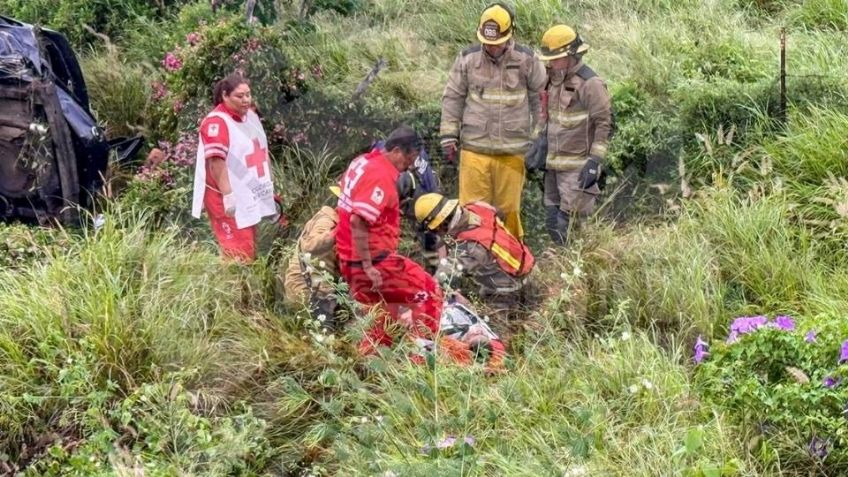 Reportan volcamiento de un automóvil al norte de Cajeme; pasajeros quedan prensados