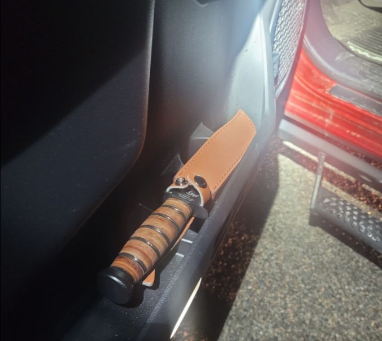 El conductor viajaba con un arma blanca en su automóvil