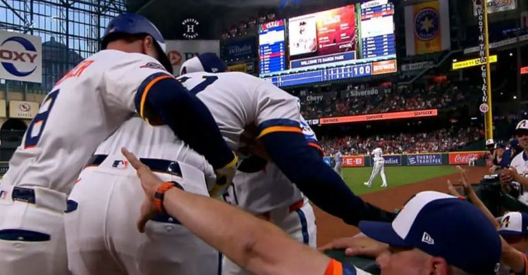 El cubano es ayudado, después de sufrir la lesión