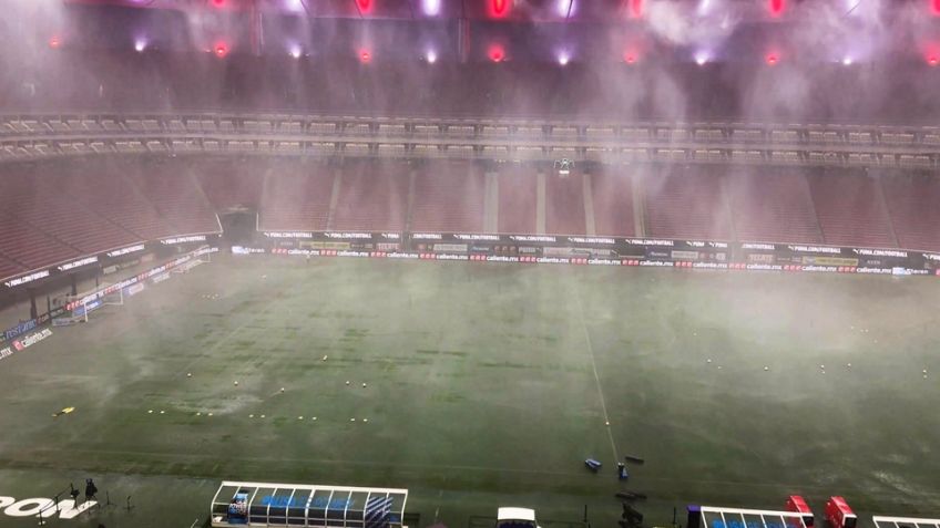 Estadio Akron se inunda por torrenciales lluvias; el Chivas vs Tigres se encuentra suspendido