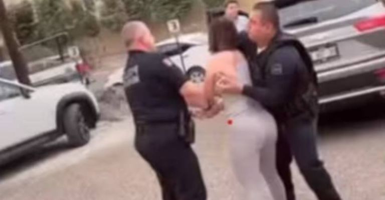 Autoridades locales indican que la mujer detenida atacó a las empledas