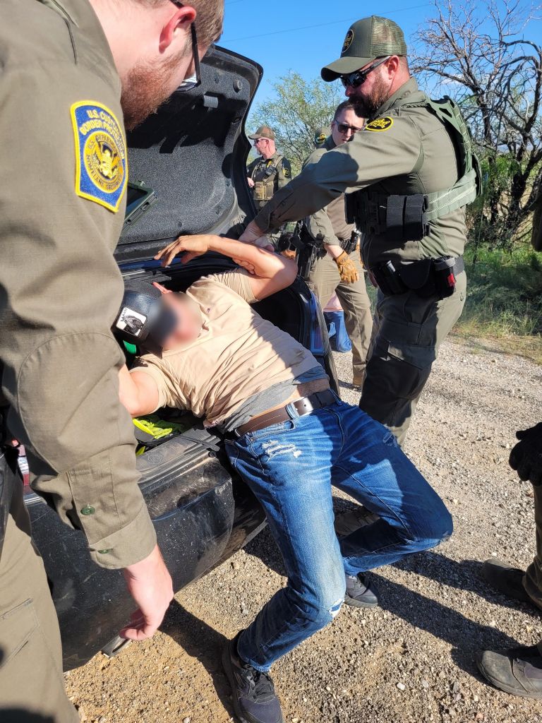 La persona que viajaba en la cajuela del vehículo