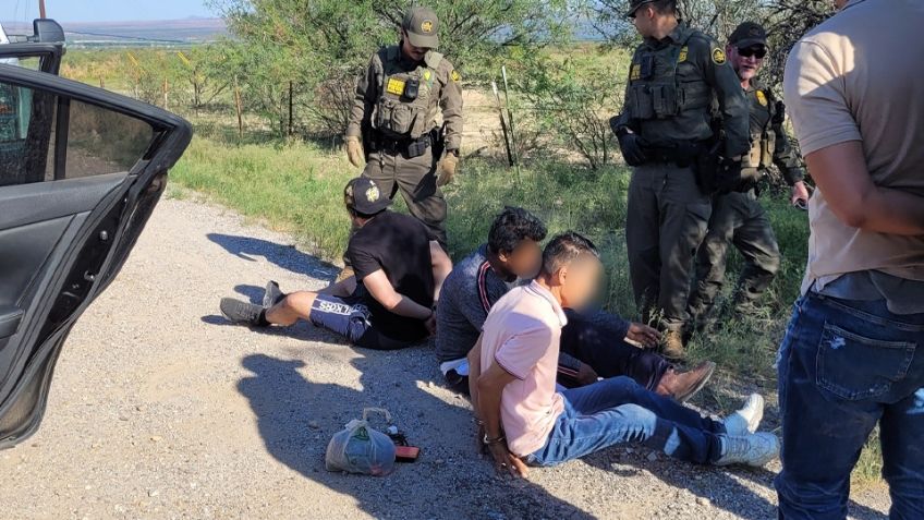 Caen dos estadounidenses que transportaban a tres migrantes en frontera Sonora - Arizona