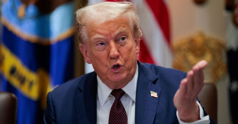 Donald Trump charló el viernes en la Casa Blanca 