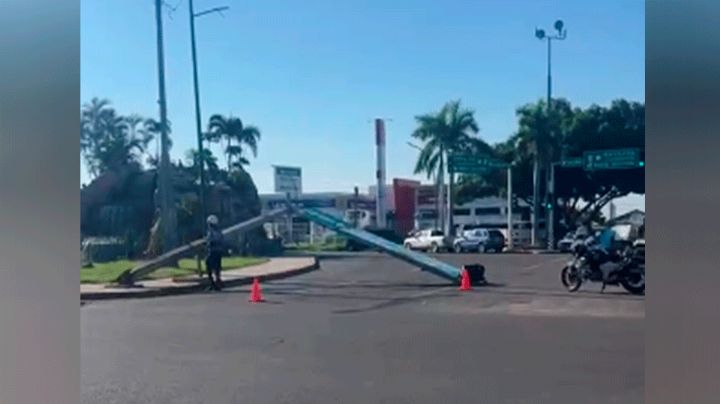 Ciudad Obregón: Semáforo derribado por tráiler causa caos vial en Miguel Alemán y 200