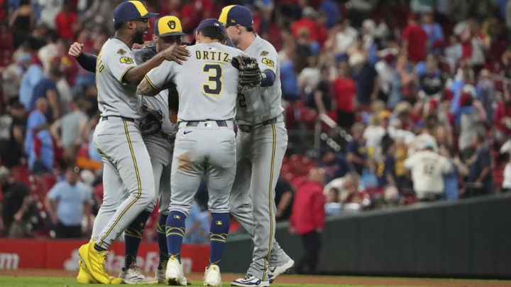 Saquen la cerveza; Milwaukee amarra título divisional a pesar de una derrota