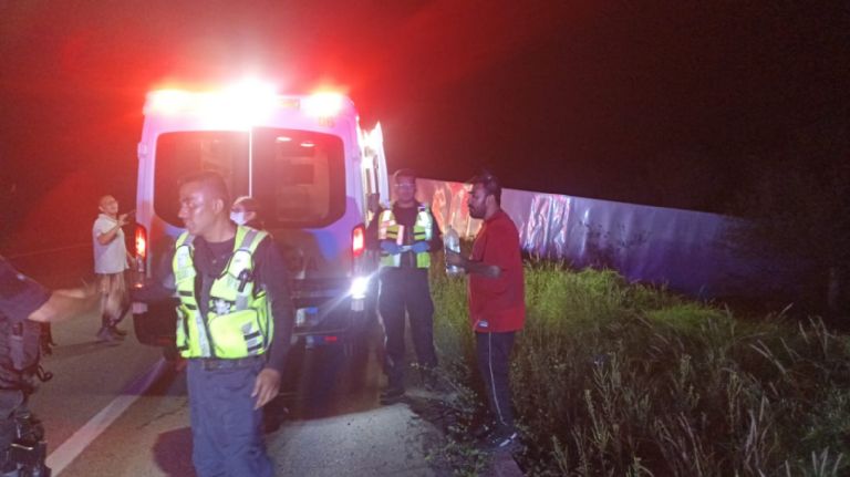 El chofer fue valorado por paramédicos tras el accidente