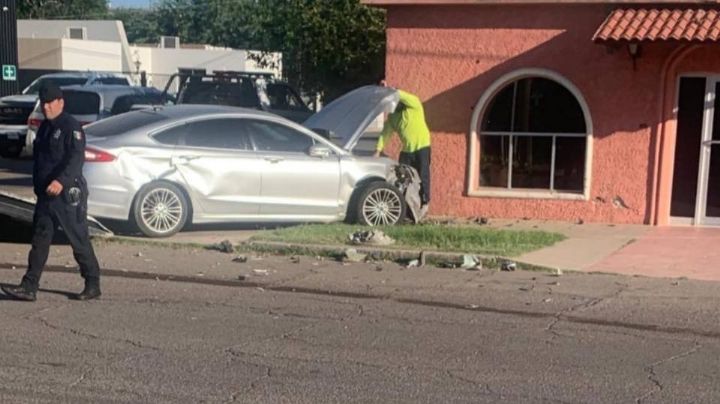 Reportan fuerte choque en el Centro de Caborca; vehículo se estampó con un consultorio