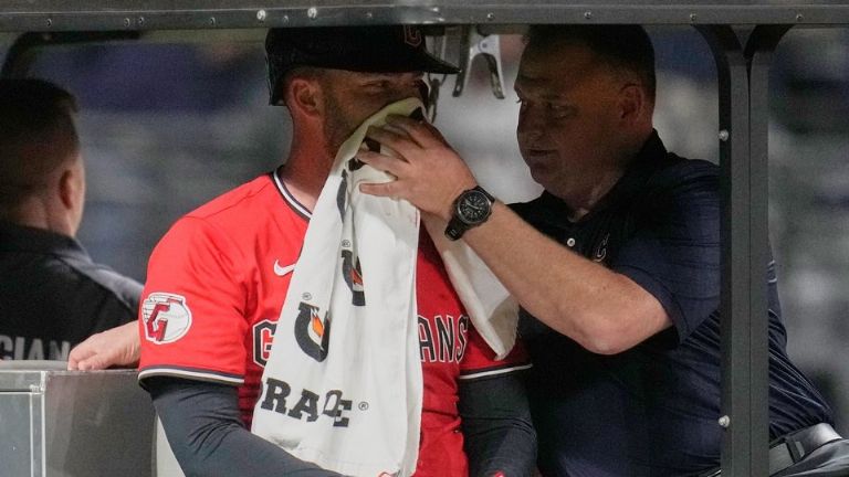 David Fry siendo retirado en camilla del terreno