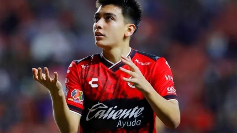 Gil Mora usa una playera diferente al resto del equipo