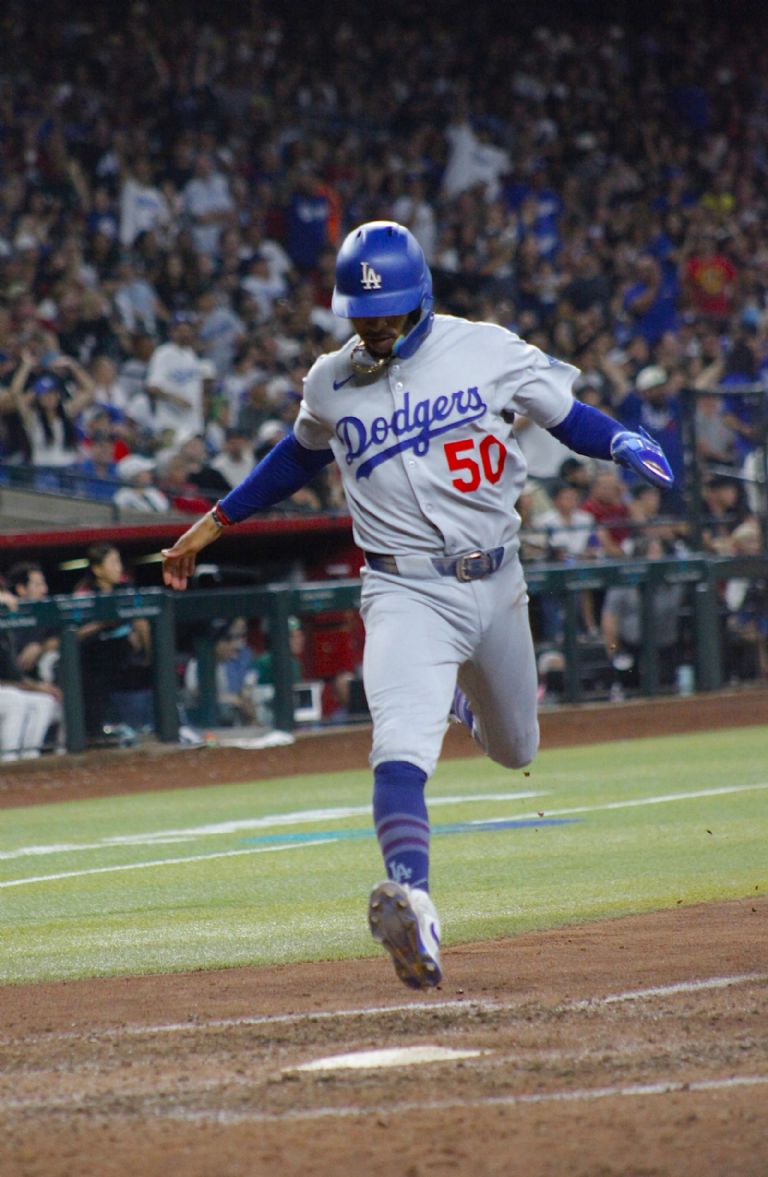 Dodgers supera a D-Backs en entradas extras y acarician el Oeste de la Nacional