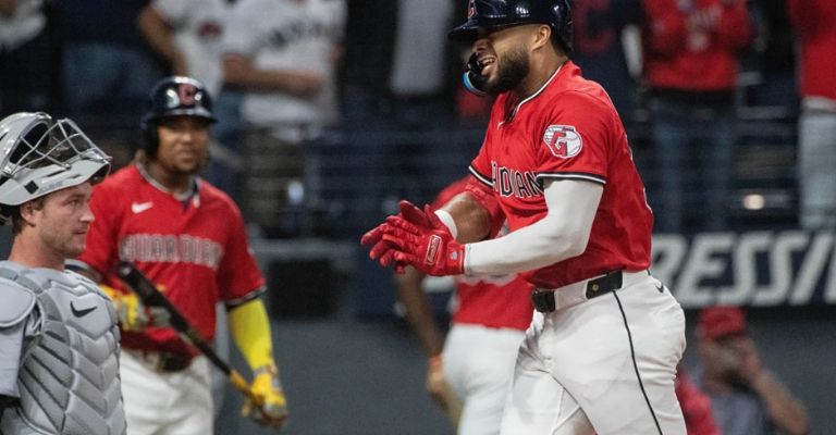 Valera festeja su jonrón de dos anotaciones