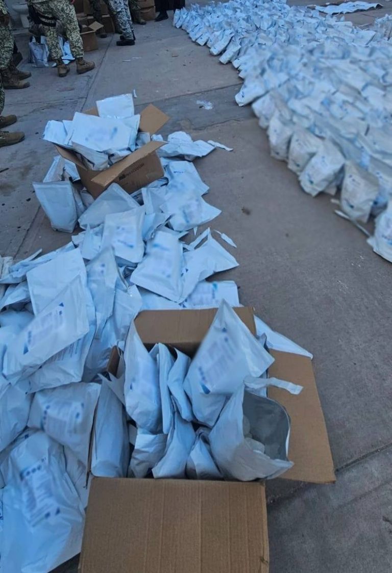 Dentro de las cajas de cartón fueron halladas bolsas de plástico