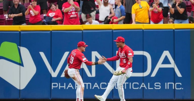 Marte celebra su atrapada con Friedl