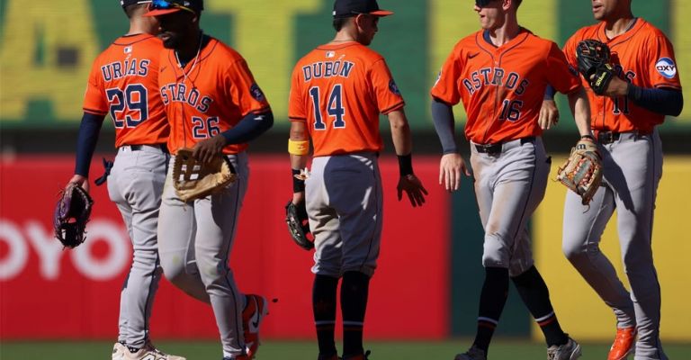 Los jugadores de Houston festejan la victoria