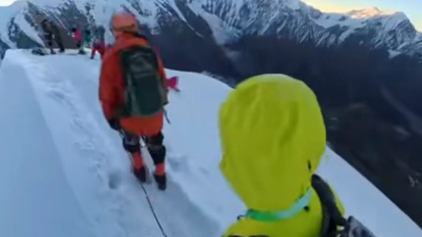 (VIDEO) Selfie MORTAL: Un alpinista CAE 200 metros tras quitarse el arnés