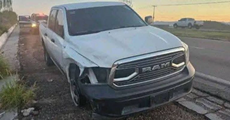La camioneta quedó abandonada en el lugar.