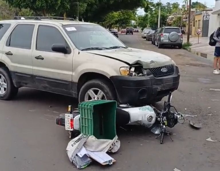 Los dos vehículos se impactos de frente en la calle Morelos