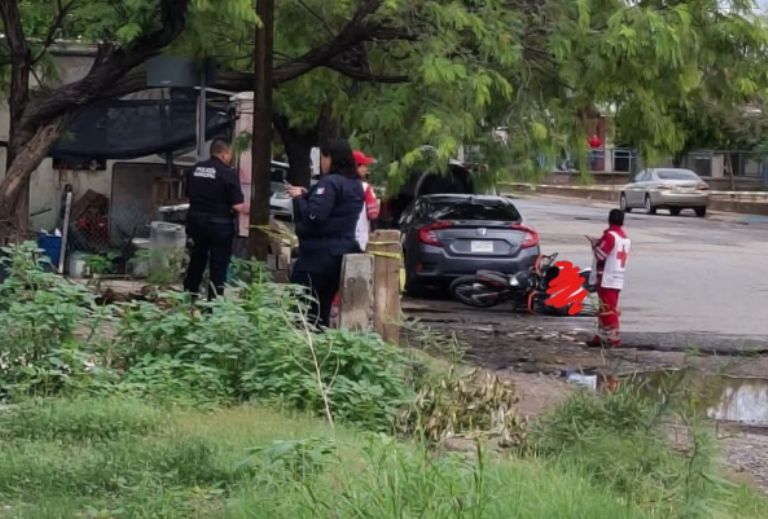 El fallecido quedó tendido sobre la calle junto a su moto