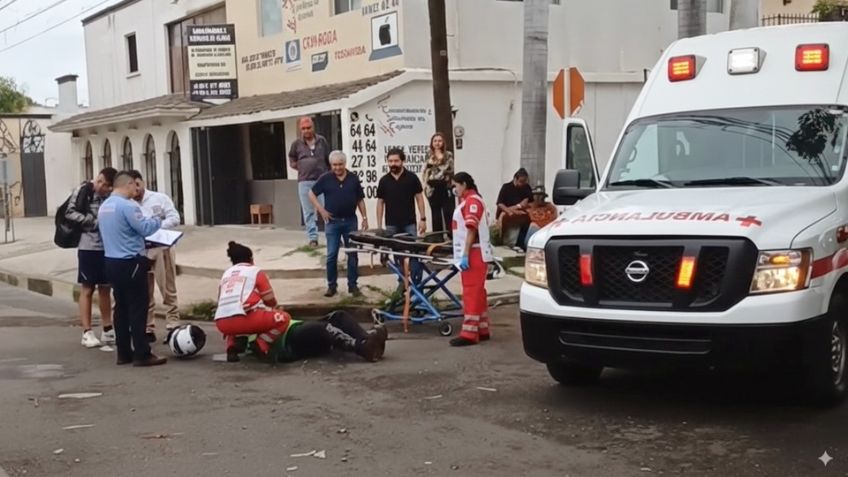 Mujer motociclista termina hospitalizada en Ciudad Obregón; auto le cortó circulación