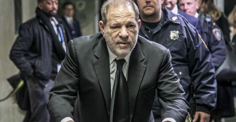 Harvey Weinstein enfrentará nuevos cargos de índole sexual y se pospone su sentencia por agresión a su exasistente