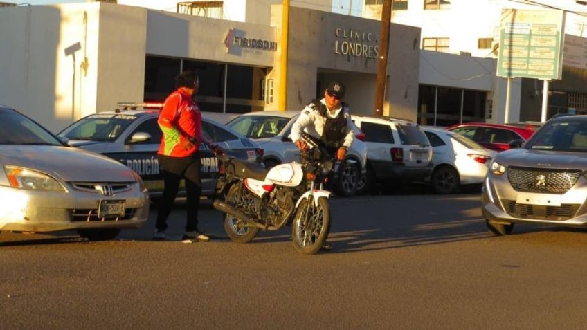 Conductor ignora el alto y causa choque en Ciudad Obregón; hay un motociclista lesionado