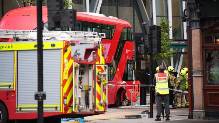 Alerta en Londres: Fatal accidente de autobús rojo de dos pisos deja varias víctimas