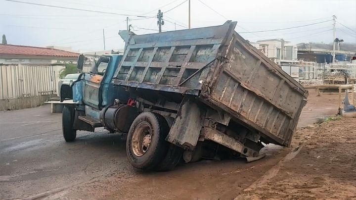 Camión de carga cae a socavón al norte de Ciudad Obregón; trasladaba toneladas de tierra