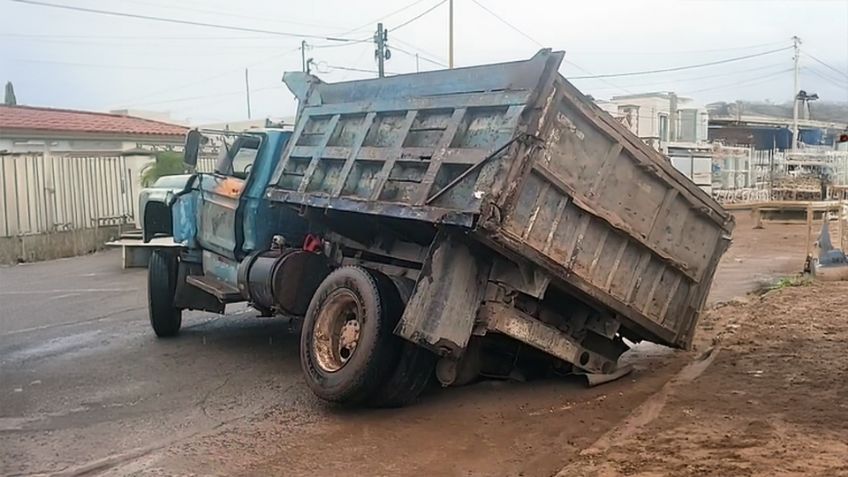 Camión de carga cae a socavón al norte de Ciudad Obregón; trasladaba toneladas de tierra