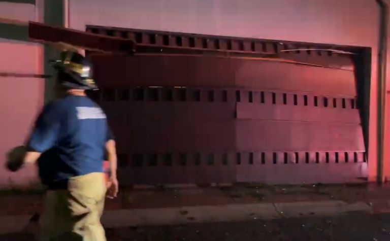 El portón del porche sufrió daños tras el estallido