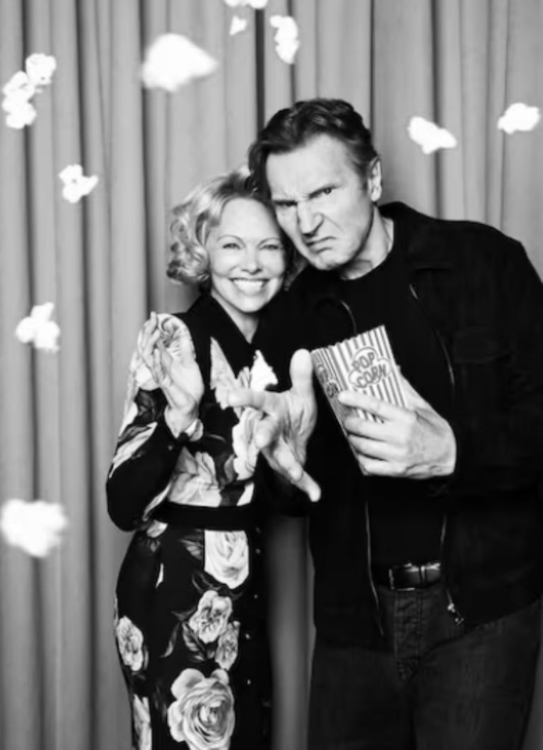 Pamela Anderson y Liam Neeson