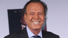 Foto que representa a Extrabajadora de Julio Iglesias rompe el silencio y habla de los abusos y agresiones del cantante