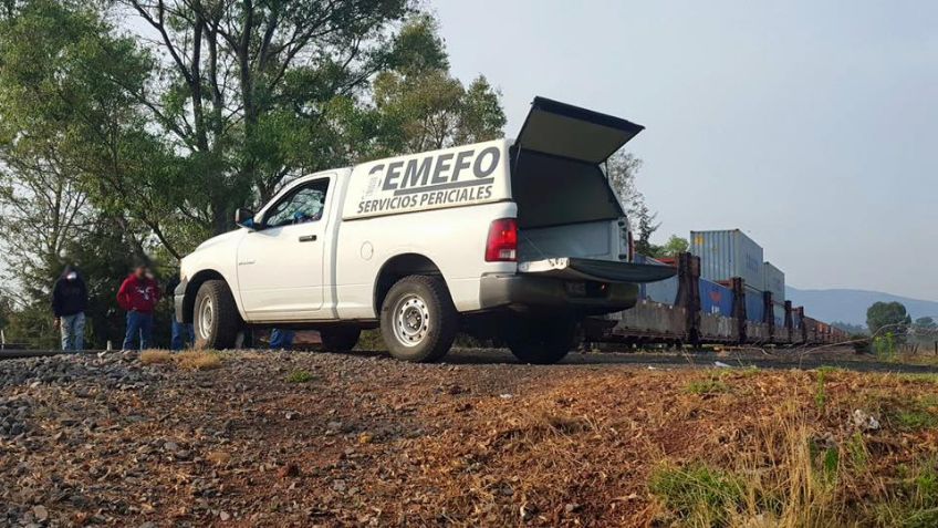 Autoridades hallan el cuerpo de una persona en un arroyo de aguas negras; fue maniatado y torturado