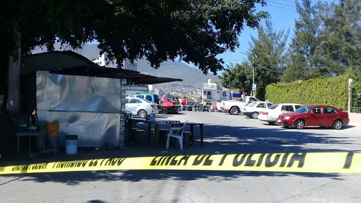 Abandonan dos cadáveres con huellas de violencia dentro de un automóvil en Michoacán