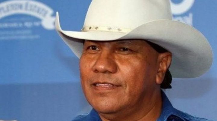 VIDEO: Lupe Esparza, de grupo Bronco, sorprende a una fan de una forma muy especial