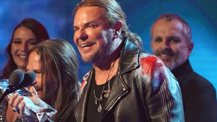 Líder de Maná impacta a público tras oler ropa interior de una fan en concierto