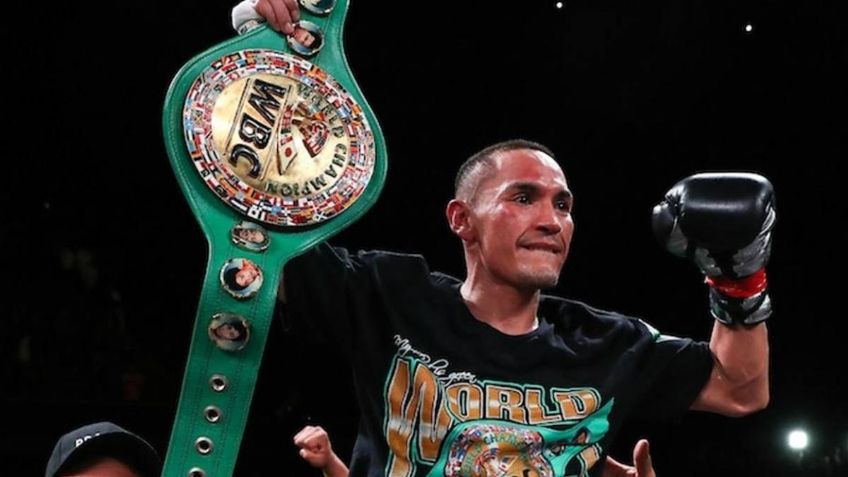 Juan Francisco Estrada se ve con la mano en alto ante Carlos Cuadras