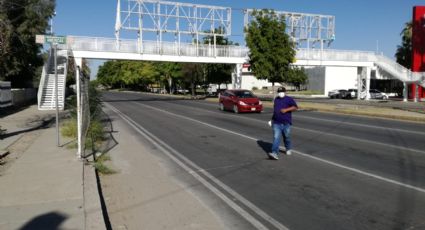 Personas arriesgan su vida al no utilizar puentes peatonales