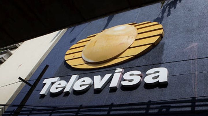 Tras despido de Televisa y doloroso divorcio, conductora aparece con impactante 'recadito' a fans