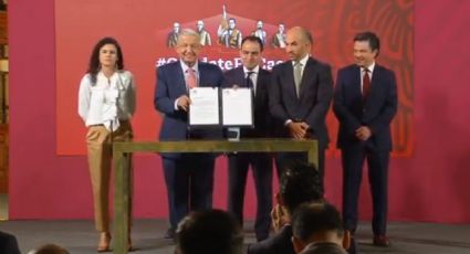 AMLO firma y envía a los Diputados una reforma para regular el 'outsorcing'