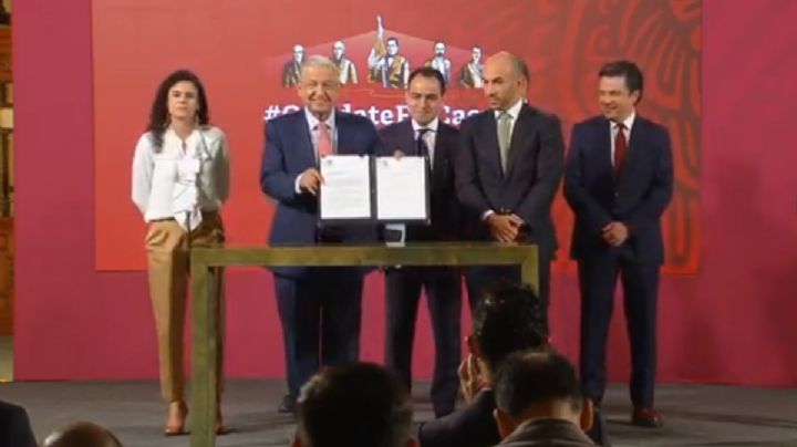 AMLO firma y envía a los Diputados una reforma para regular el 'outsorcing'