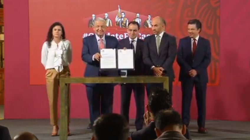 AMLO firma y envía a los Diputados una reforma para regular el 'outsorcing'