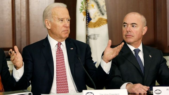 Joe Biden elige por primera vez a un latino para dirigir la Seguridad Nacional