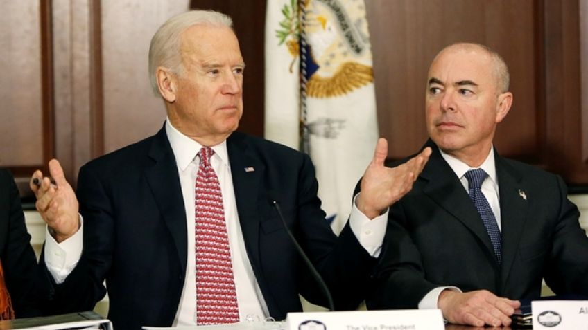 Joe Biden elige por primera vez a un latino para dirigir la Seguridad Nacional