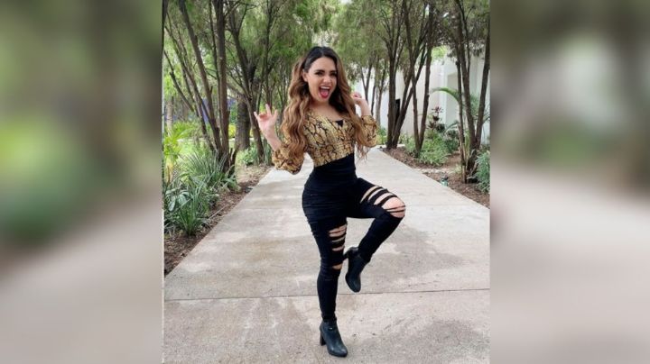 Desde las alturas, la 'Chica del Clima' provoca el delirio con entallado vestido