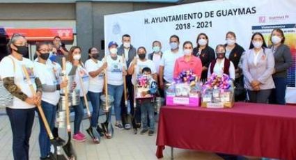 Alcaldesa de Guaymas regala palas para que mujeres busquen a sus desaparecidos