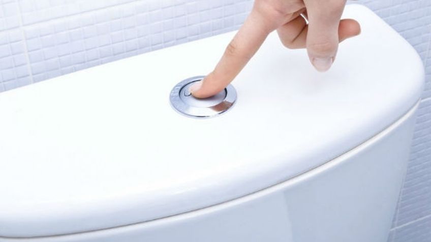 Entrenador humilla a sus alumnos al hacer que se laven la cara con agua del inodoro