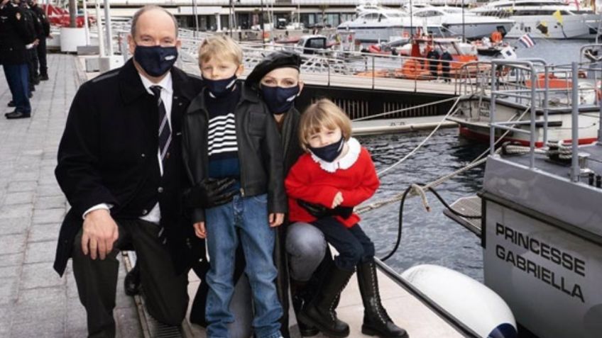 Príncipe Alberto de Mónaco se vuelve el ayudante de Santa junto a esposa e hijos